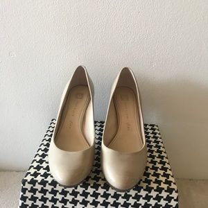Anne Klein patten leather pumps
